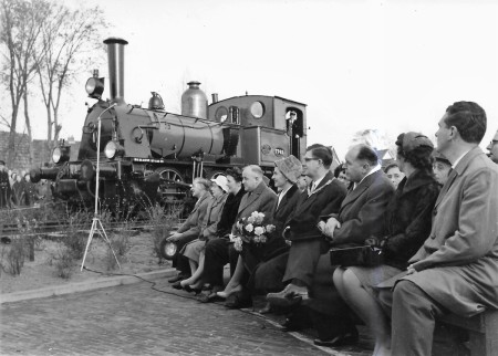 HVB FO 00625  Genodigden tijdens overdracht van Bello (1)